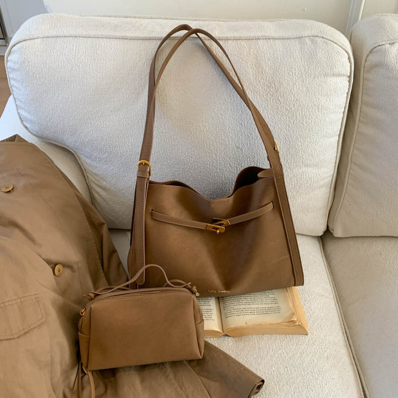 Temperamento de moda de color sólido ocio retro ventas calientes nuevas bolsas de mano de mujer de gran capacidad de viaje de hombro bolsas de tendencia