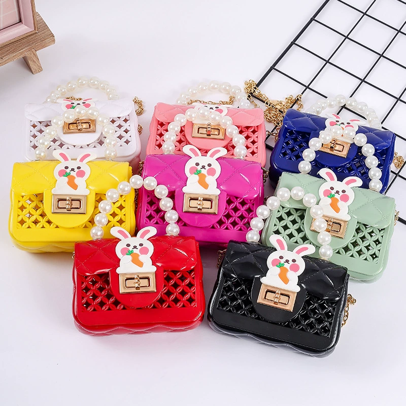 Новая модель 2024 года: сумка через плечо с вырезами и модной жемчужной цепочкой, мини-сумка кроссбоди, готовый запас с фабрики, сумка-желе.