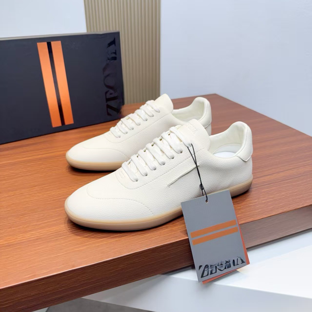 Estación europea nueva suela gruesa zapatos deportivos de hombre zapatos de cabeza redonda zapatos de negocios zapatos de cuero casuales de alta gama zapatos blancos pequeños