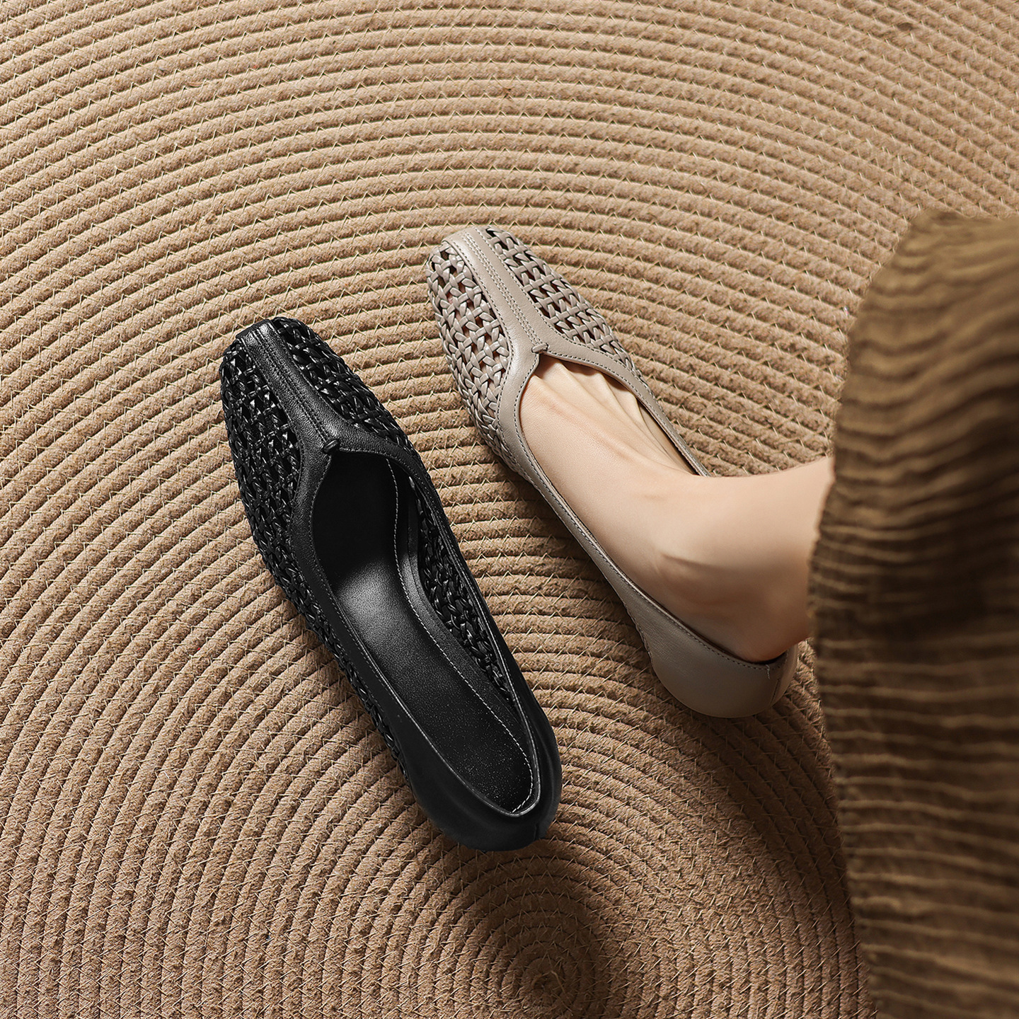 Giày sandal nữ mũi vuông gót thấp 3 cm da cừu hở bên — đen
