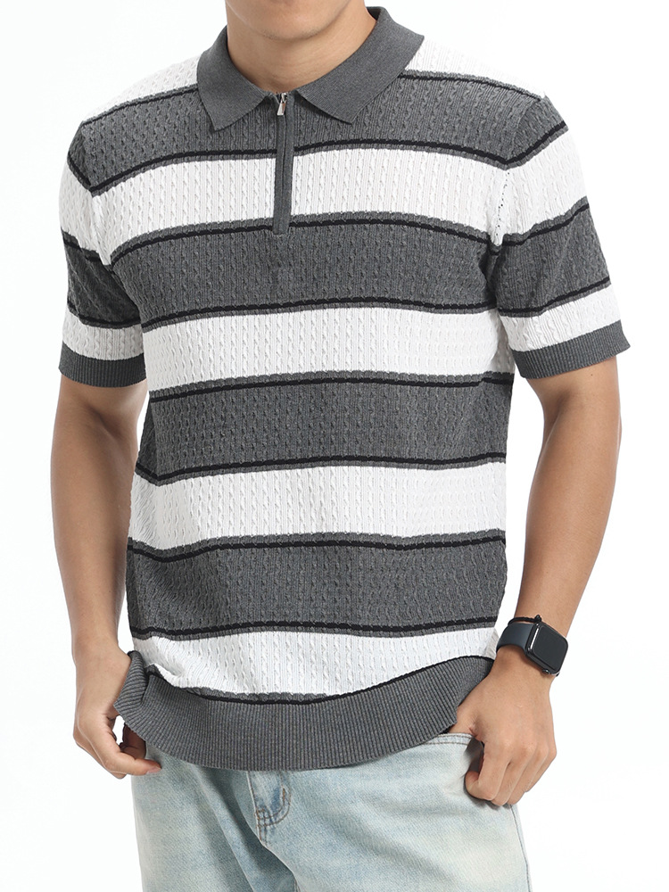 La vieja camiseta de polo de punto a rayas de color antiguo con cremallera con solapa de manga corta de negocios de polo casual de alto nivel