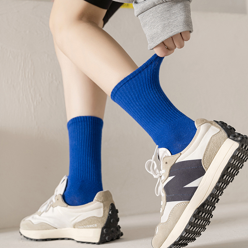 Calcetines de algodón de color liso a media pantorrilla para otoño e invierno, venta al por mayor, calcetines de algodón peinado para mujer, medias de algodón a rayas caramelo