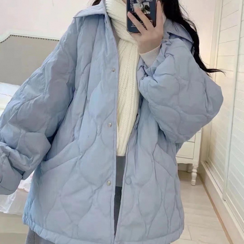 ミルクブルーの襟付き菱格は綿服のコートを挟んでいます。女性のデザイン感が小さいです。|undefined
