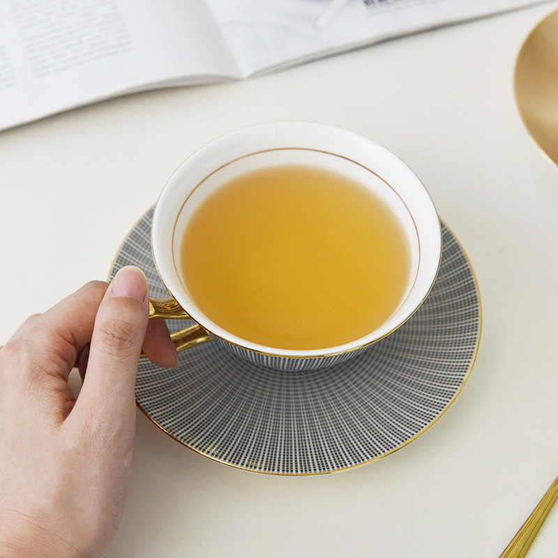 Taza de café pintada de oro de porcelana de lujo ligera Taza de té de la tarde francesa Ceremonia de niña DE ALTO aspecto sentido taza de desayuno de alto grado