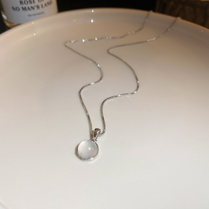 Collar de perlas de mariposa de diamantes de lujo ligero francés, cadena de clavícula de todo fósforo de nicho femenino, temperamento de moda, joyería de alta gama