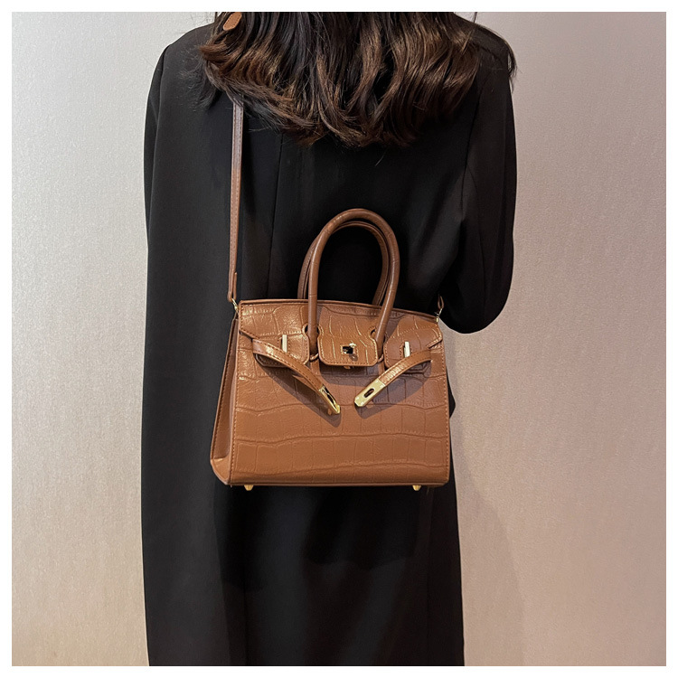 Women's All Seasons Pu Leather Solid Color Fashion Square Lock Clasp Handbag display picture 2