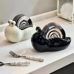 軽くて豪華な陶磁器のかたつむりの骨の皿のセットの家庭用の高い顔の値の小さい皿の客間のお茶のいくつかは果物の皿の卸売りを飾ります。