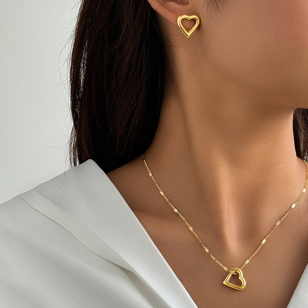 European and American Fashion Heart-Shaped Necklace Set, Light Luxury and Simple Style, Stainless Steel Plated with Real Gold, Cross-Border Wholesale in Stock