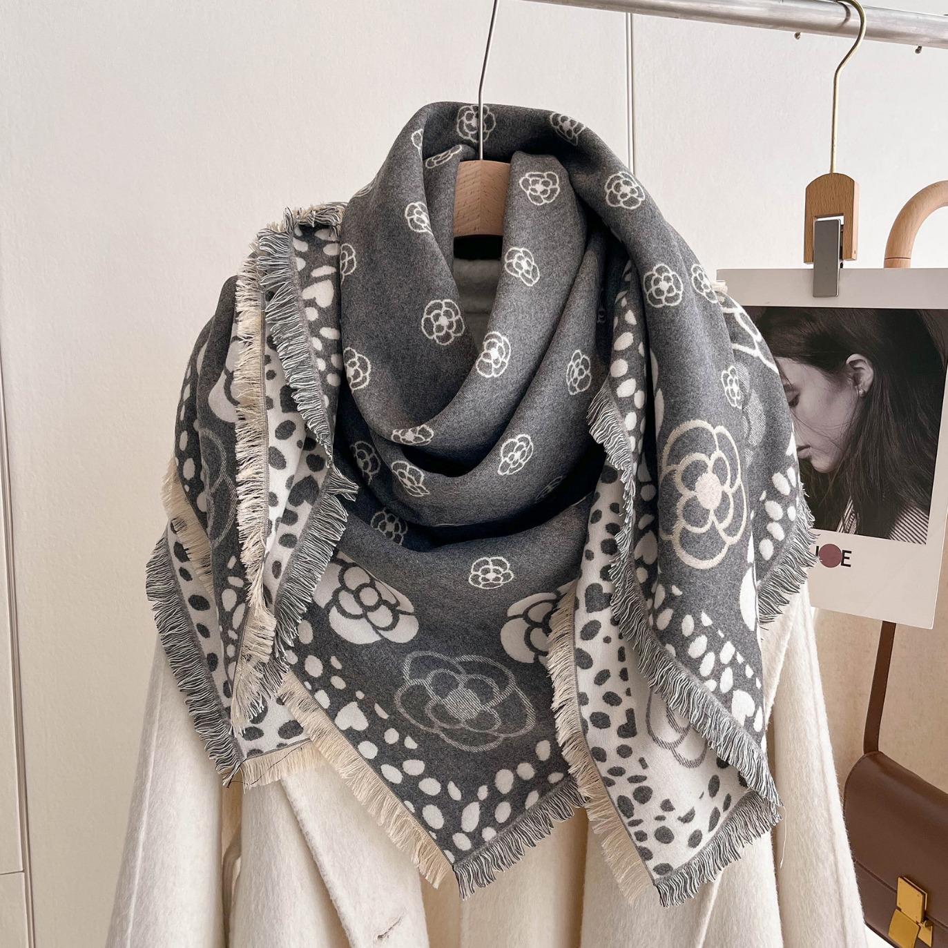 Camellia clásica bufandas de cachemira otoño y invierno versátiles engrosadas y cálidas con un pequeño pañuelo de viento fragante para mujeres