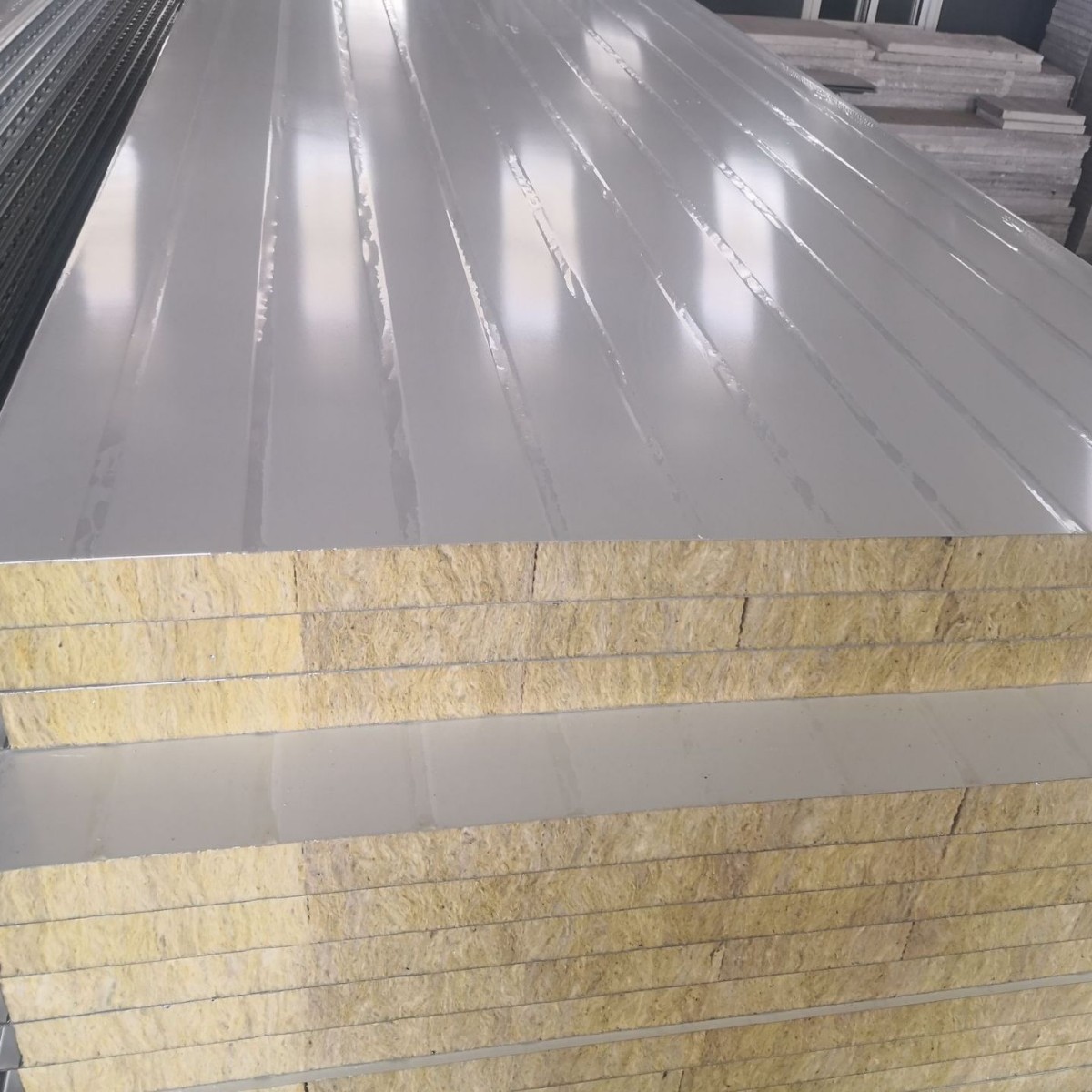 厂家生产彩钢夹芯板 彩钢岩棉夹芯板 供应彩钢墙面板，防火保温板