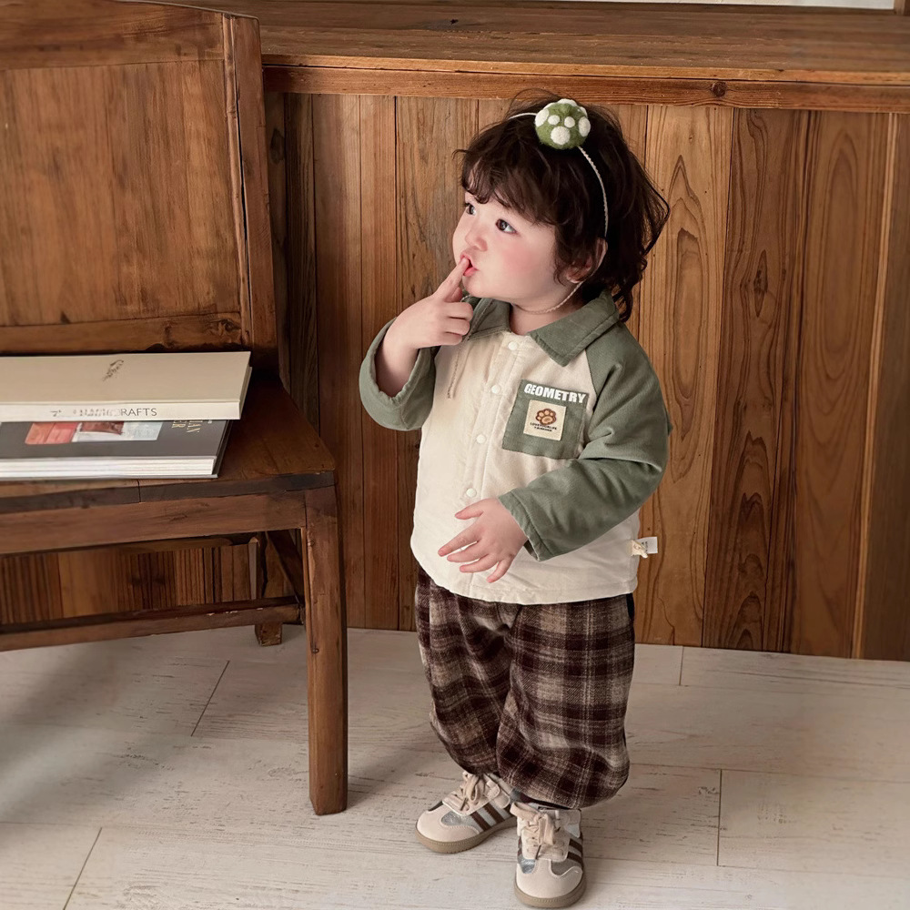 Bebé coreano al aire libre estilo coreano costura chaqueta de contraste ropa de invierno ropa de salida ropa de algodón cálido acolchado para bebés hombres