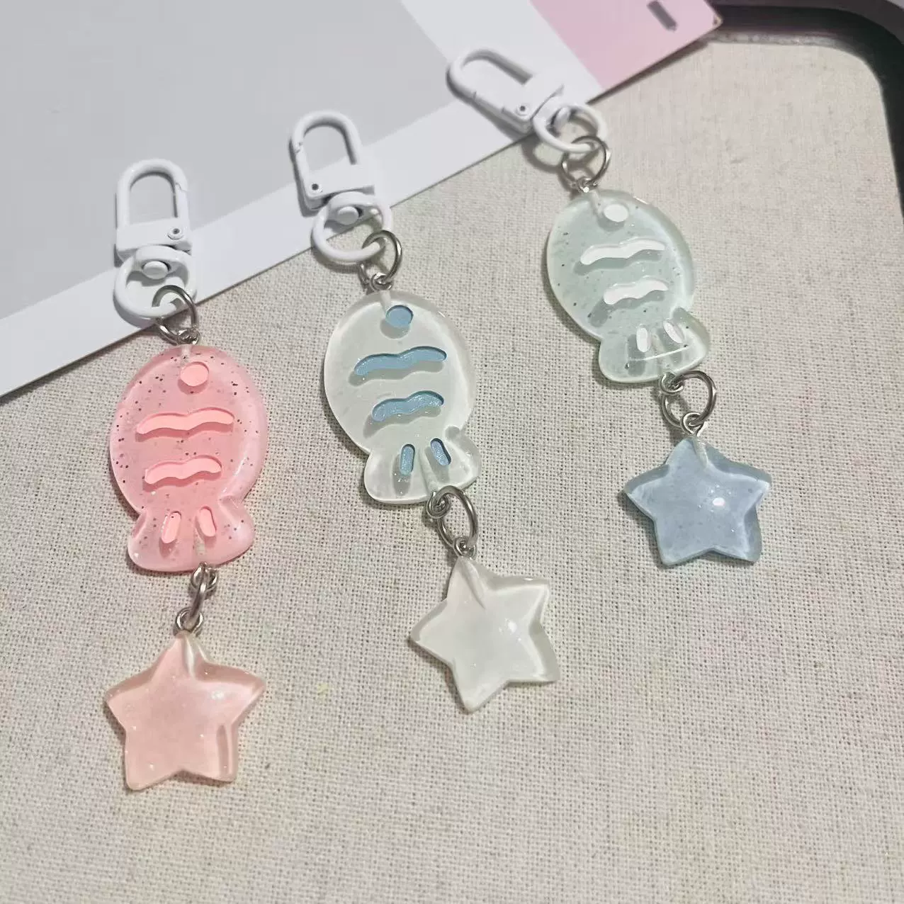 Блестящий и милый брелок-подвеска, маленький брелок в виде разноцветной рыбки, милый женственный брелок в японском стиле, аксессуар.