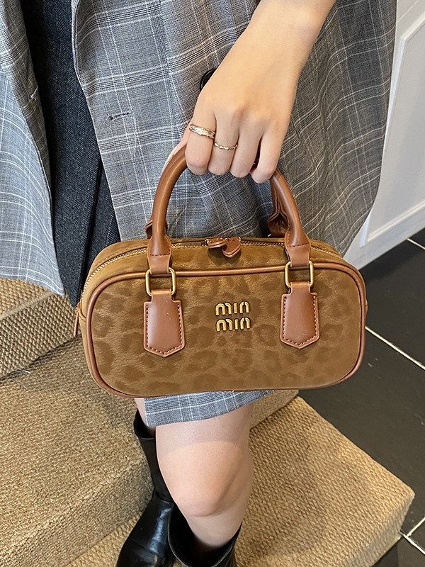 Nicho transfronterizo leopardo pequeño bolso cuadrado para mujeres 2025 nuevo lujo ligero versátil bolso de bolos de mano de moda