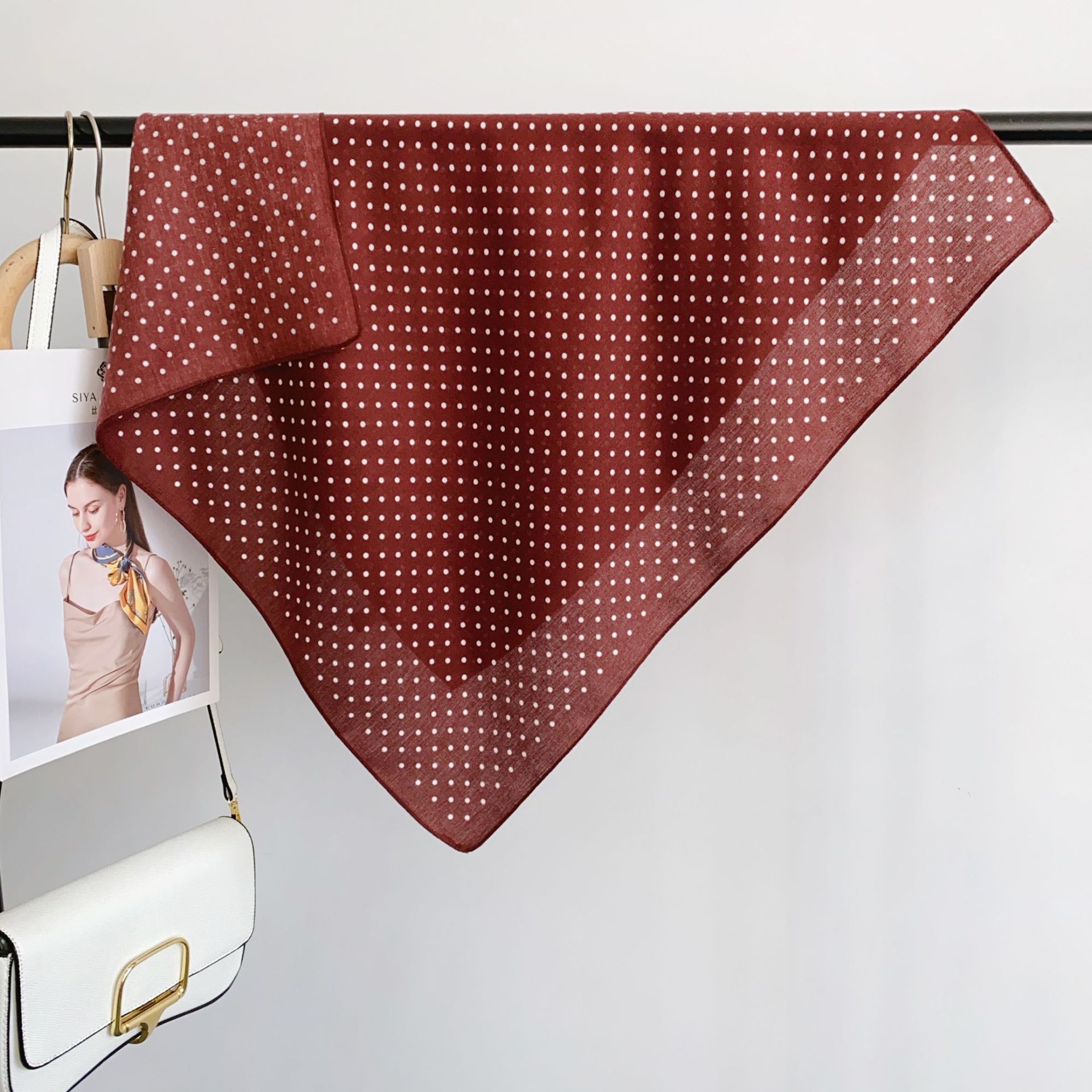 Pañuelo Cuadrado de Lunares 68 cm de Poliéster Térmico con Protección Solar para Primavera y Otoño image 10