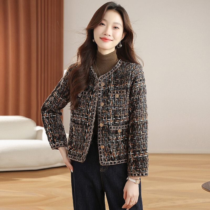 Real shot of a small Chanel-style coat for women, autumn/winter 2025 new model, petite French-style elegant tweed short coat Real shot of a small Chanel-style coat for women, autumn/winter 2025 new model, petite French-style elegant tweed short coat