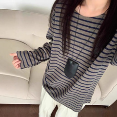 秋冬の韓系のゆったりとした大きいサイズのストライプの毛の長袖のtシャツの女性はやせています。