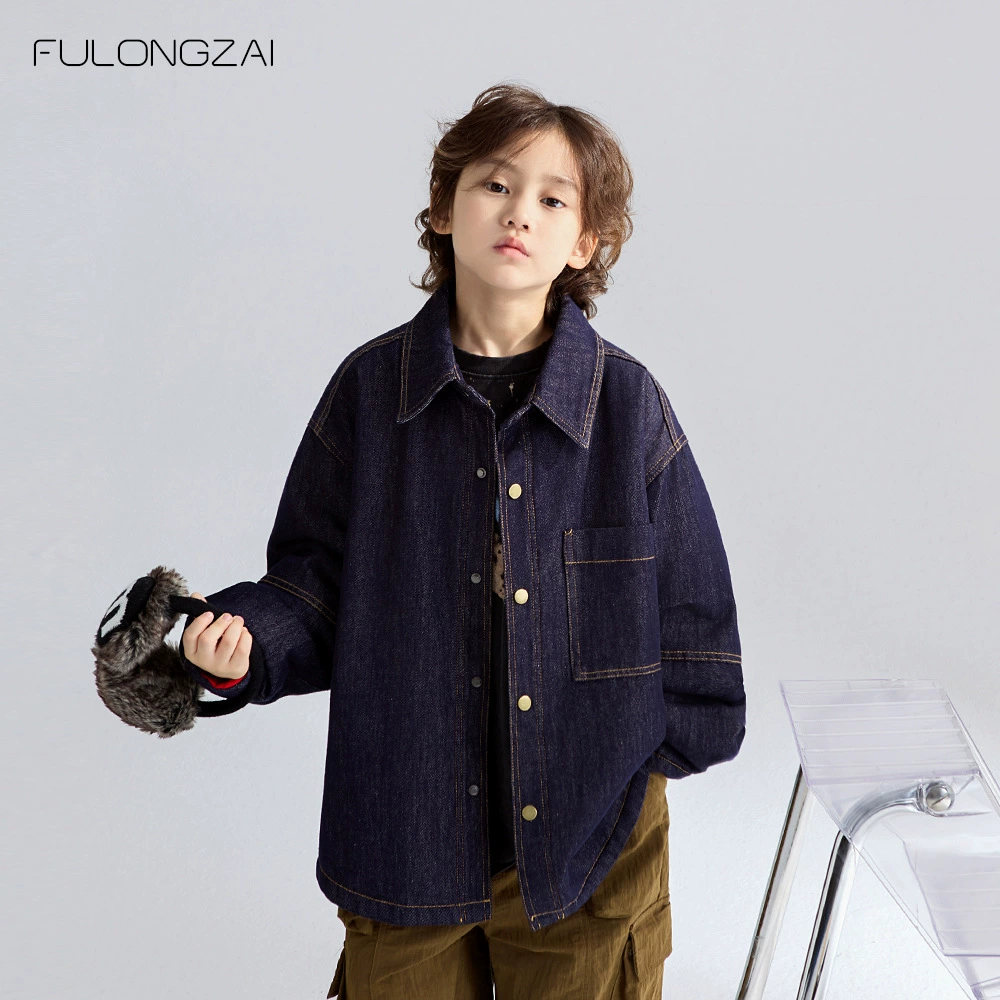 Детская одежда для родителей и детей, зима 2024, новый стиль для мальчиков и девочек, свободные и стильные детские джинсовые рубашки среднего и большого размера на флисовой подкладке и утолщенные детские джинсовые рубашки.