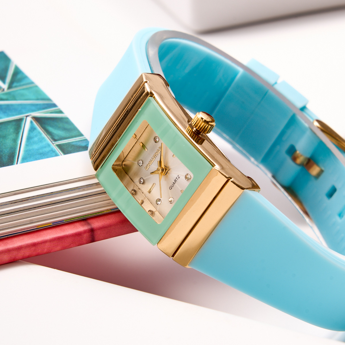 Heiße verkaufende neue kleine quadratische Damenuhr mit Silikonband, modische Damenuhr mit Diamanteinlage, trendige und personalisierte Quarzuhr_voghion.com