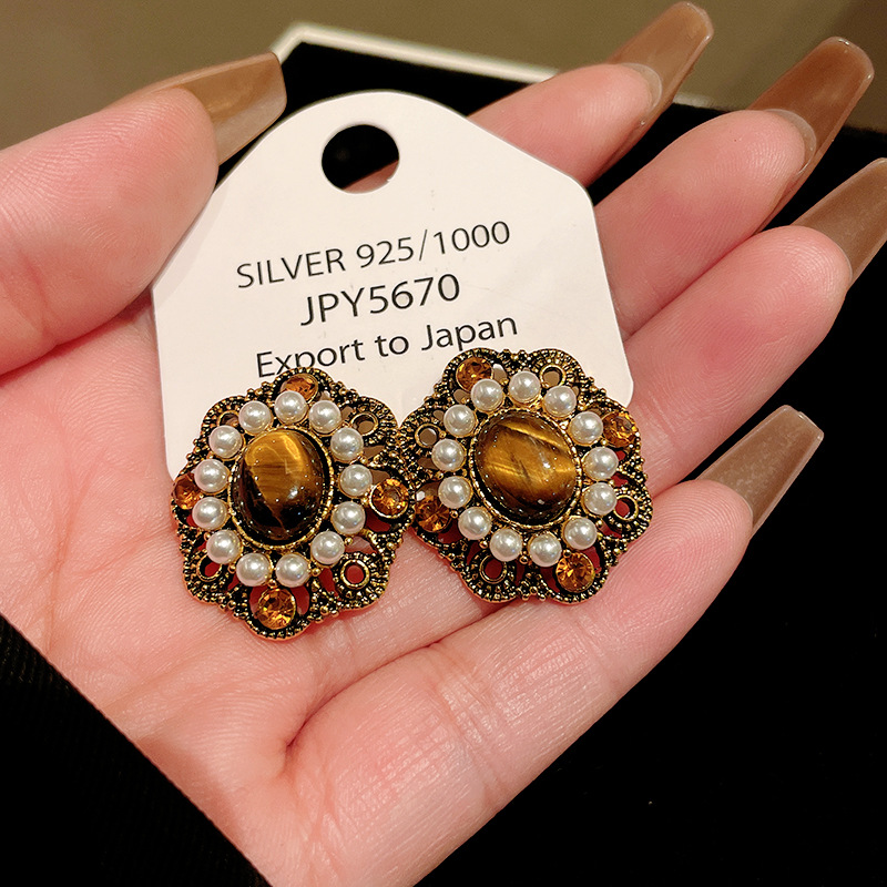 Women's Gender 1 Pair Elegant Retro Geometric Alloy Tiger Eye Rhinestones Ear Studs