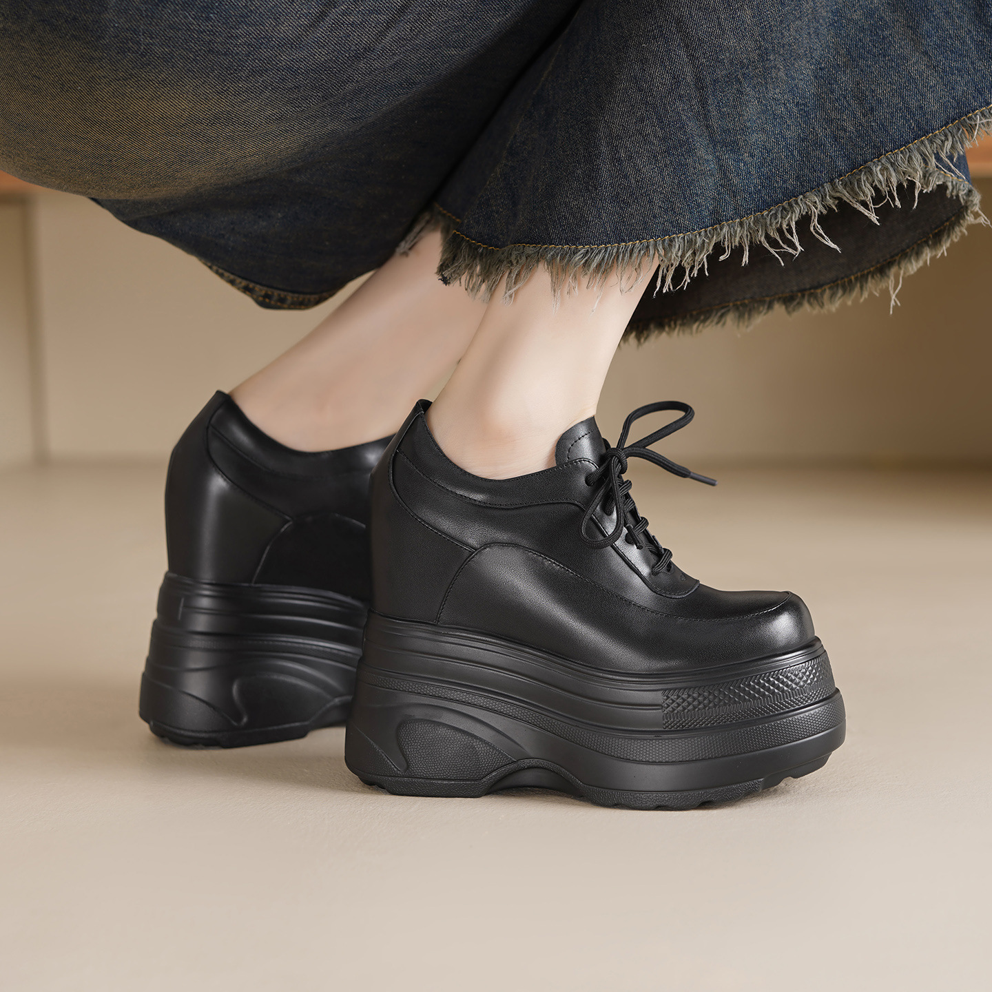 Giày sneaker nữ chunky đế dày da bò tăng chiều cao phong cách thể thao — Màu đen, Màu trắng