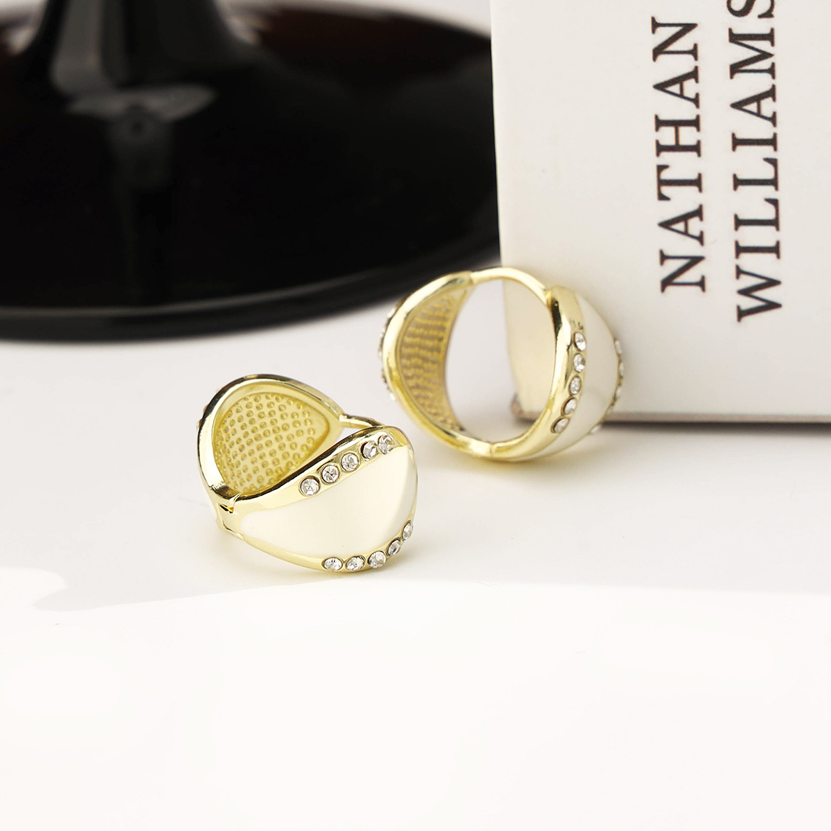 Hebillas de oreja exquisitas de estilo coreano nuevos pendientes de arco de personalidad de todo fósforo moda femenina accesorios de oreja de estudiante retro súper hada de todo fósforo