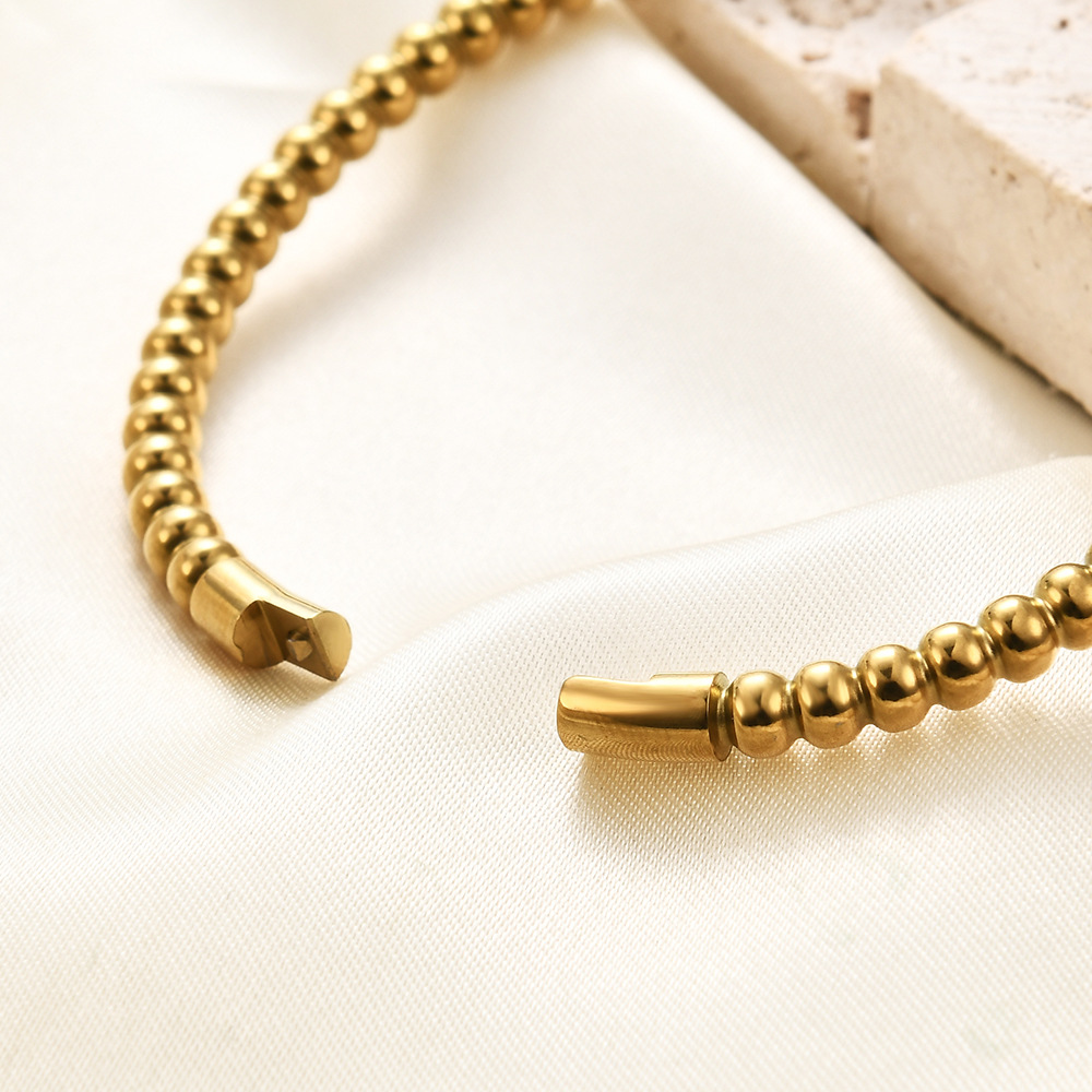 Minimalistisk guldfarvet bambu armbånd i rustfrit stål_voghion.com