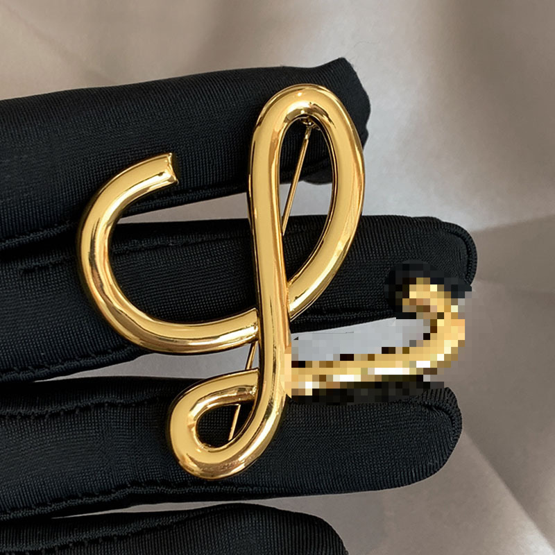 Luojia letras de metal broche vintage diseño de alta gama de las mujeres sentido nicho pin temperamento traje de lujo ramillete Accesorios