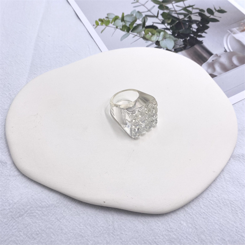 Yunzi nueva resina ins Internet celebridad transfronteriza Plaza Pequeño anillo a cuadros para las mujeres