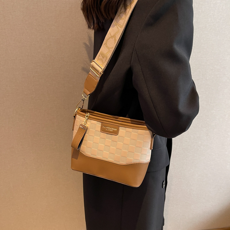 Bolsa de cubo de diamante transfronteriza para mujeres otoño / invierno 2025 nuevo cinturón ancho bolso de hombro bolso de viaje de moda