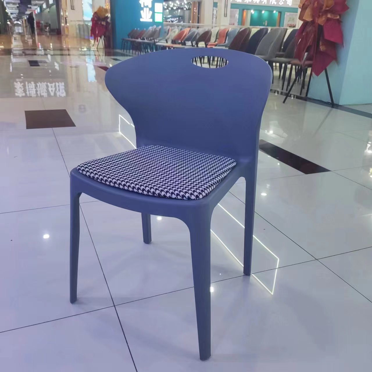 쿠션이있는 라이트 그레이