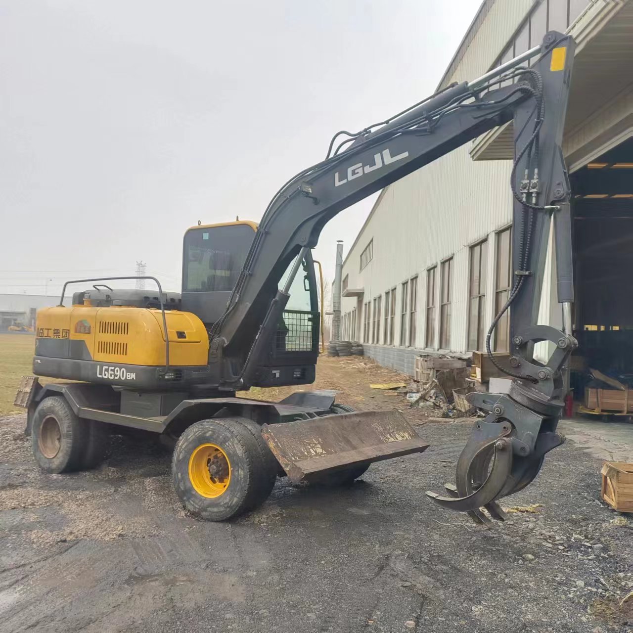 今天刚到一辆临工装载机，自用挖掘机，精品抓草捆设备，市政挖机