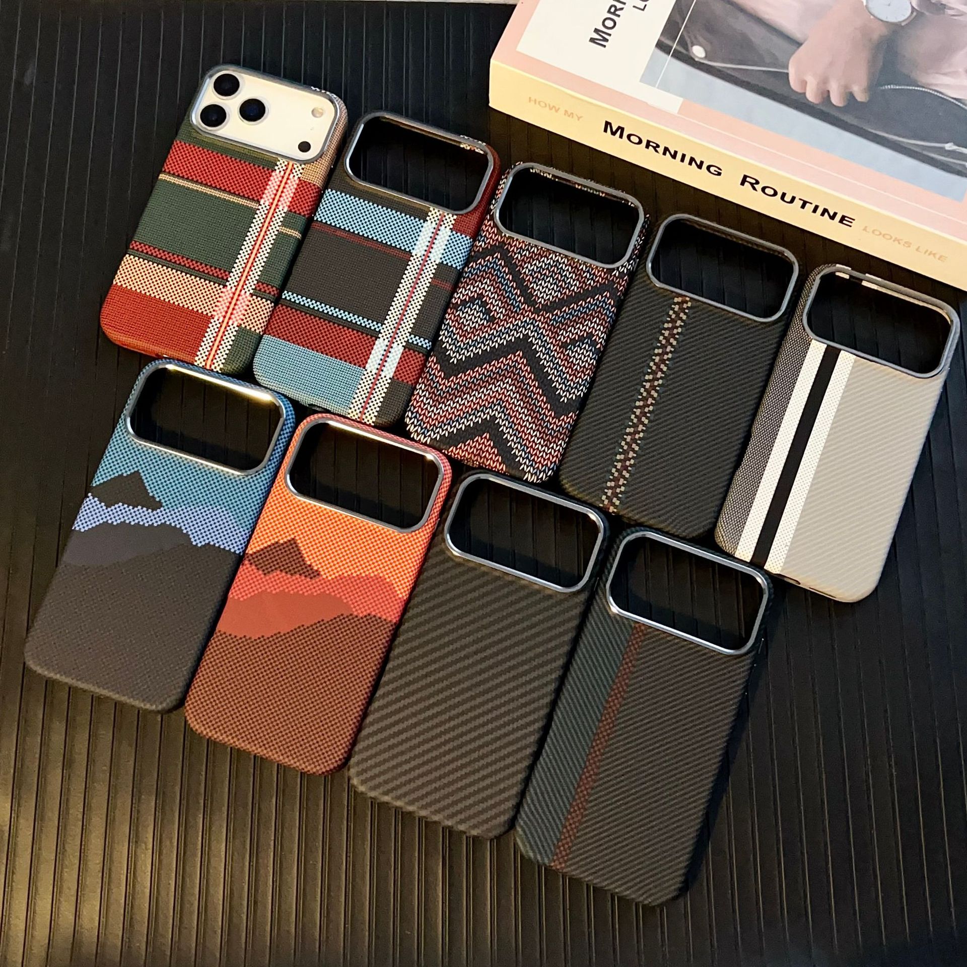 Suitable for Apple 17Promax Kevlar Carbon Fiber Pattern Magnetic Phone Case Iphone16 Anti-Fall All-Inclusive Hard Case