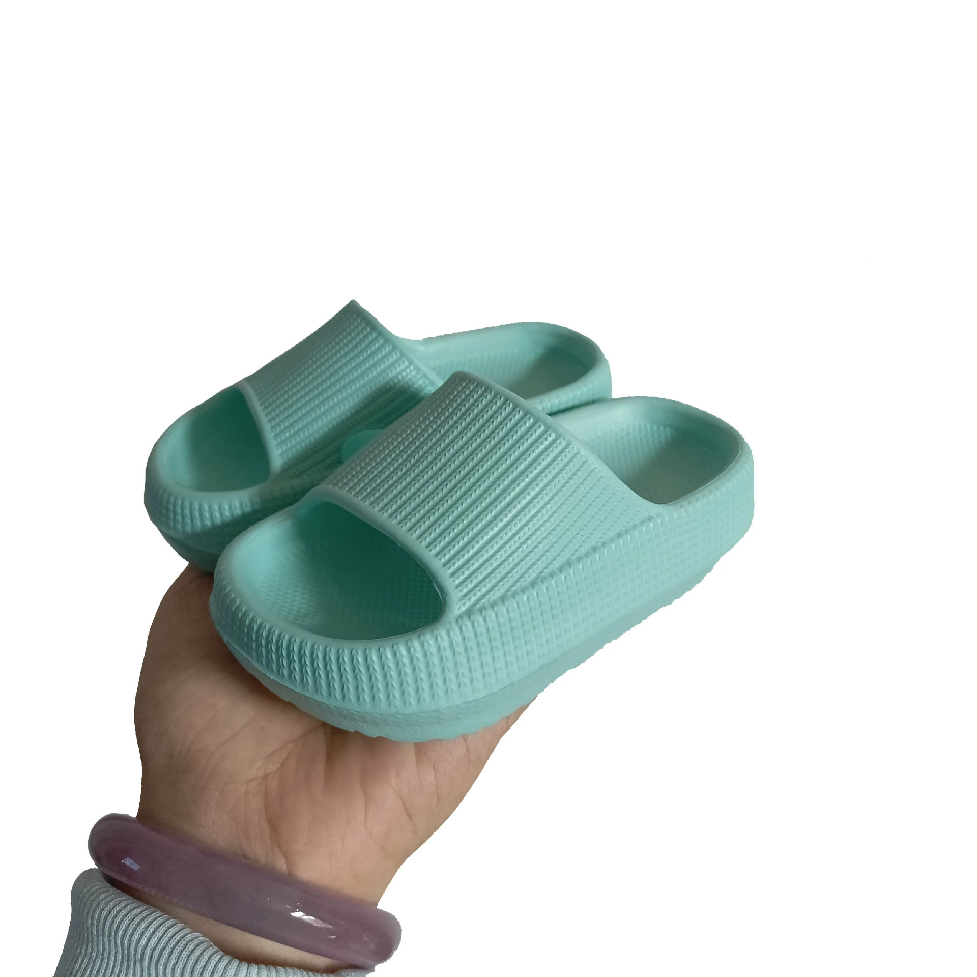 Детские тапочки на мягкой толстой подошве для дома и ванной, обувь для пар и детей для улицы, модные весенне-летние оптовые модели, прочные и подходящие для использования на улице.