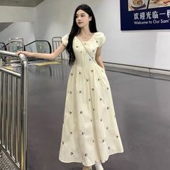 2025年气质显瘦碎花长裙夏季新款印花法式蝴蝶结泡泡袖收腰连衣裙
