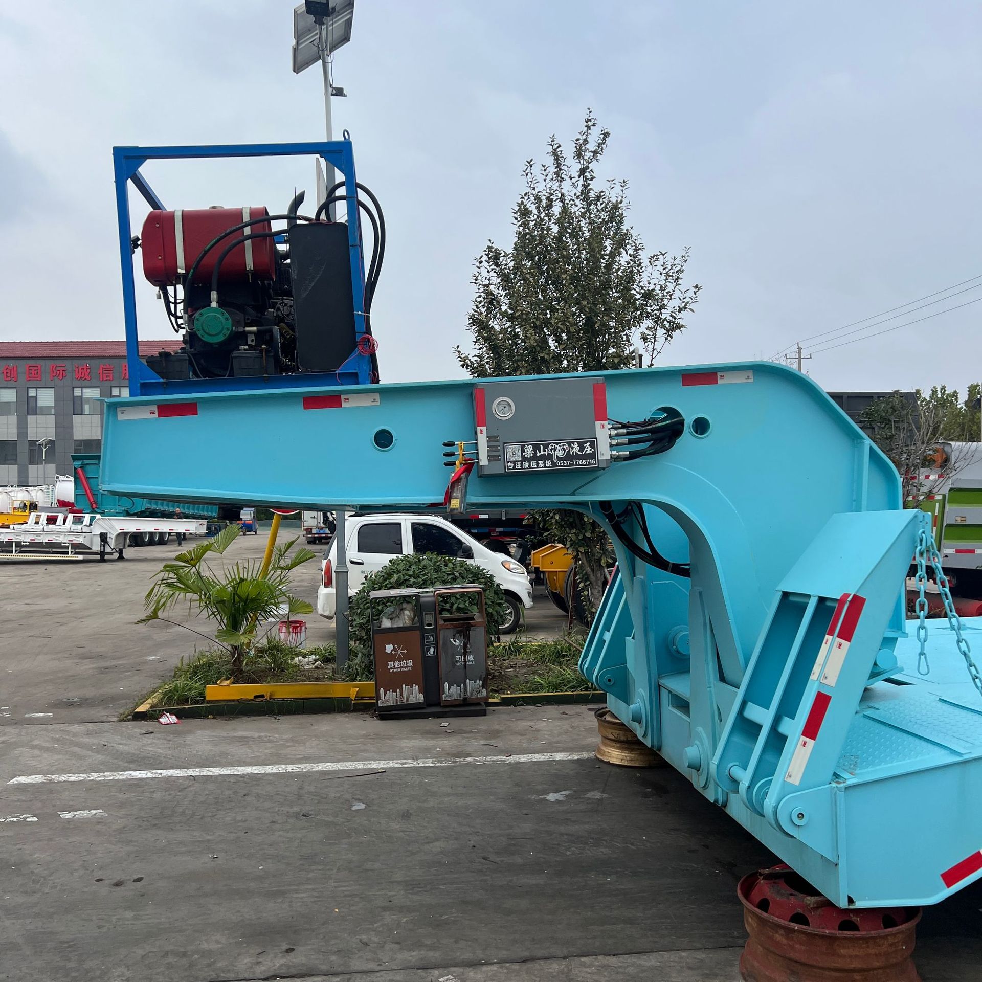Source Manufacturer Exports 4-Axis Heavy-Duty Low-Bed Semi-Trailer Engineering Machinery Transport Trailer to South America, Central Asia and Saudi Arabia