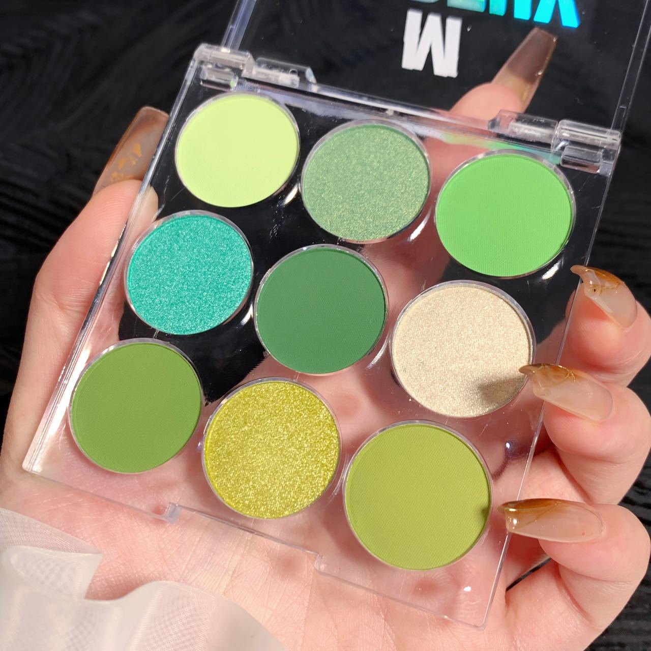 Miss lara's nine-color eyeshadow is naturally not prone to pearlescent smudging, with a matte macaron transparent box eyeshadow palette undefined