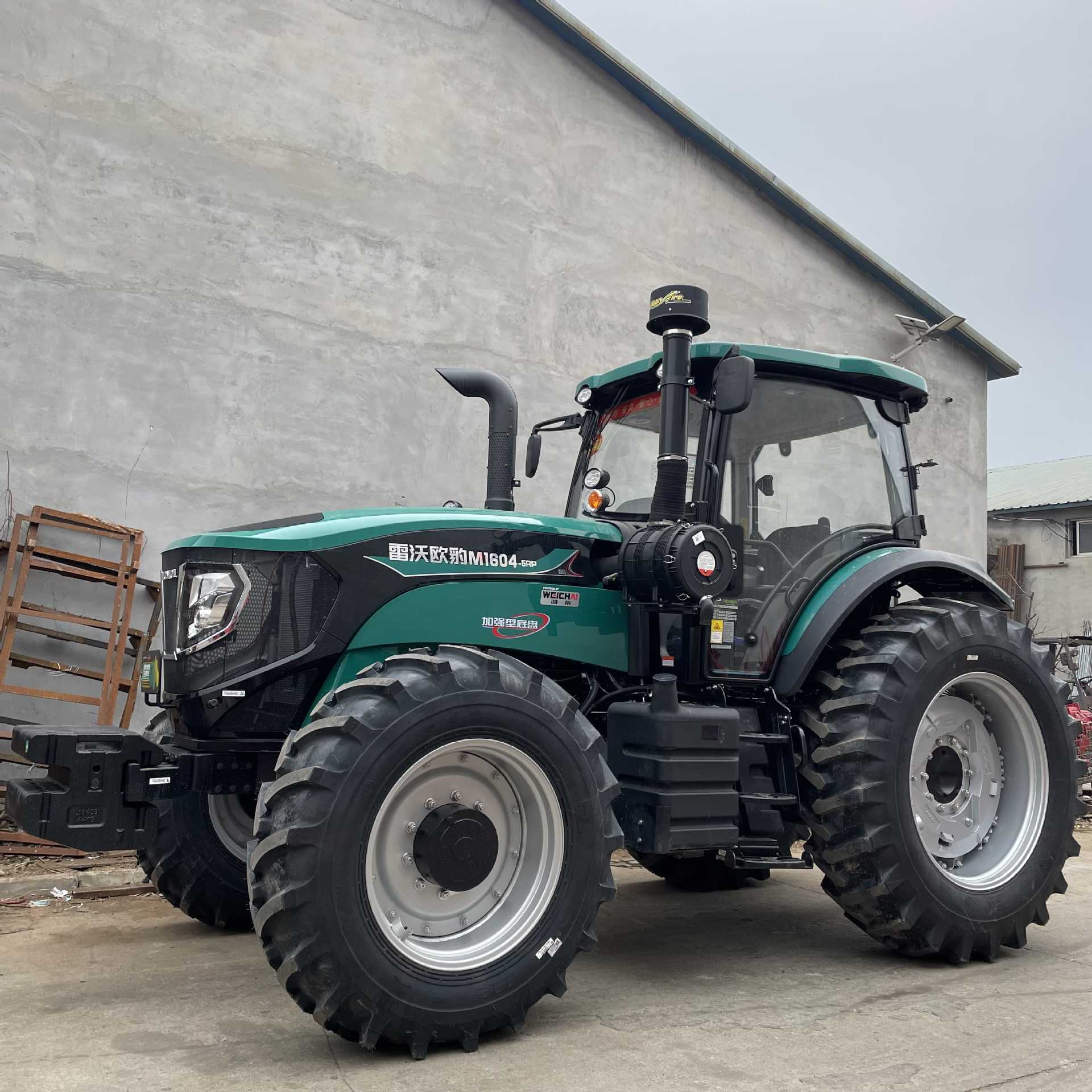 Tractor de cuatro ruedas de tracción de alto rendimiento de rotación de tierras de rotación de cuatro ruedas de potencia de cambio de marcha grande tractor