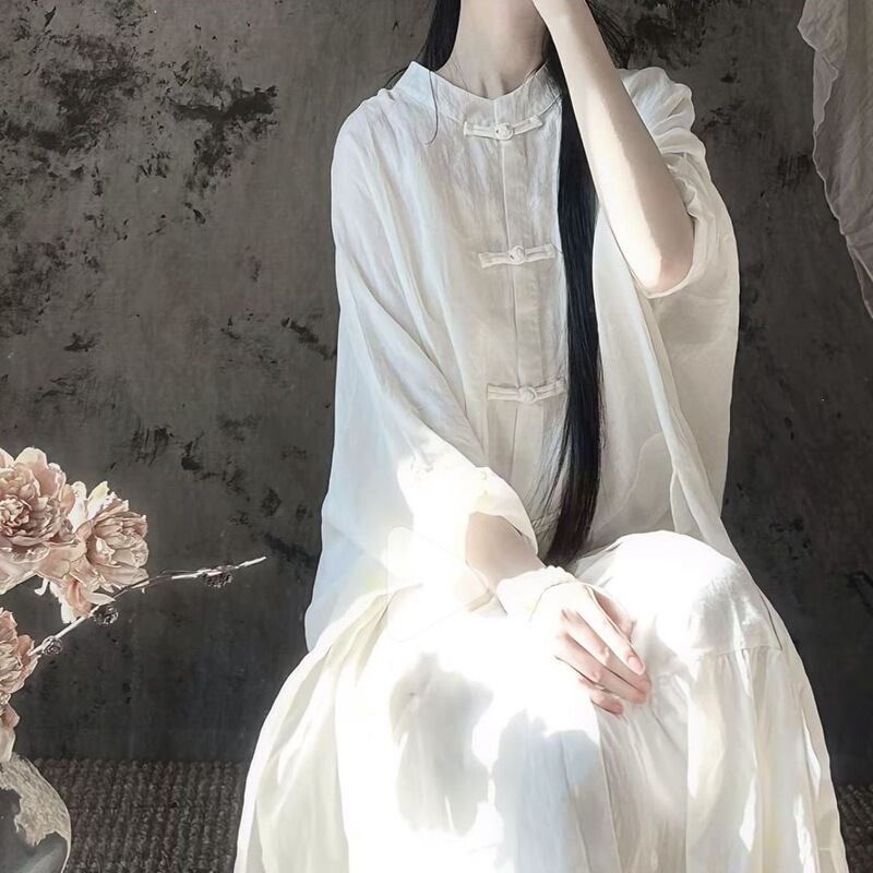 New Chinese-style Zen-inspired Hanfu, 2026 winter collection, featuring a traditional Chinese design with white color and Han elements, including a top with decorative buttons