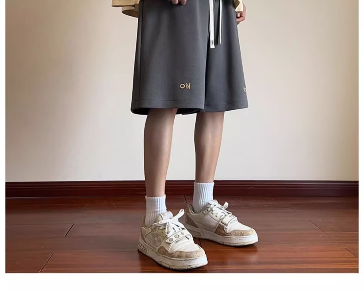 Pantalones cortos estadounidenses para hombres de verano delgados 2025 nuevos pantalones de moda sueltos pantalones deportivos de estilo de tendencia portugués