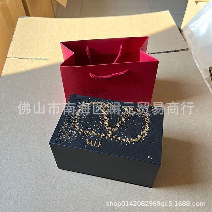 華倫天奴礼箱は袋を持って贈り物をします。香水は紙袋を持って包装します。|undefined
