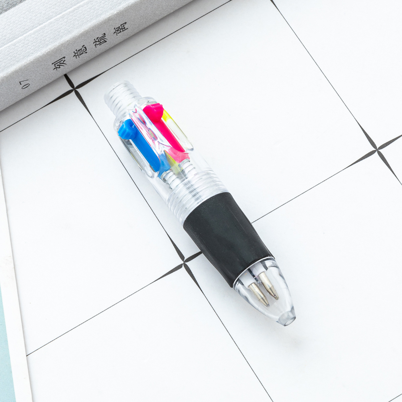 Mini bolígrafo de cuatro colores se puede llevar a cabo dibujos animados lindo cabeza de bolígrafo de plástico cuatro en uno estudiantes presionar bolígrafo práctico