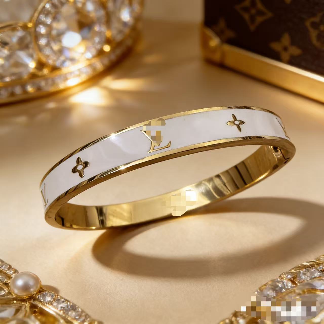 2025 新しいヨーロッパとアメリカのビッグブランドチタン鋼ブレスレット非退色ステンレス鋼ブレスレットバックルオープニングハンドジュエリー卸売