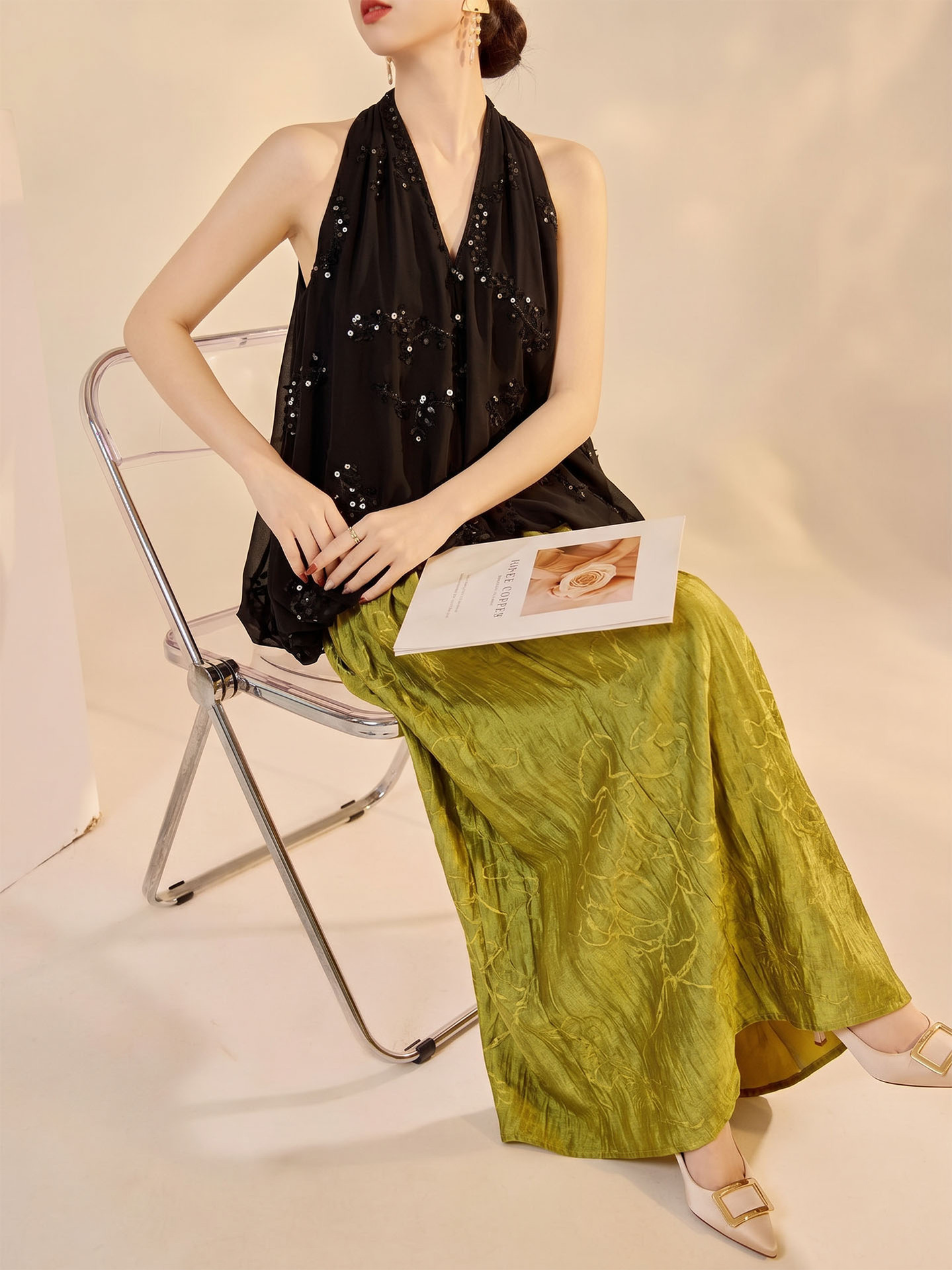 Áo cổ yếm V cổ chiffon thêu sequin không tay form rộng — Sữa hạnh nhân