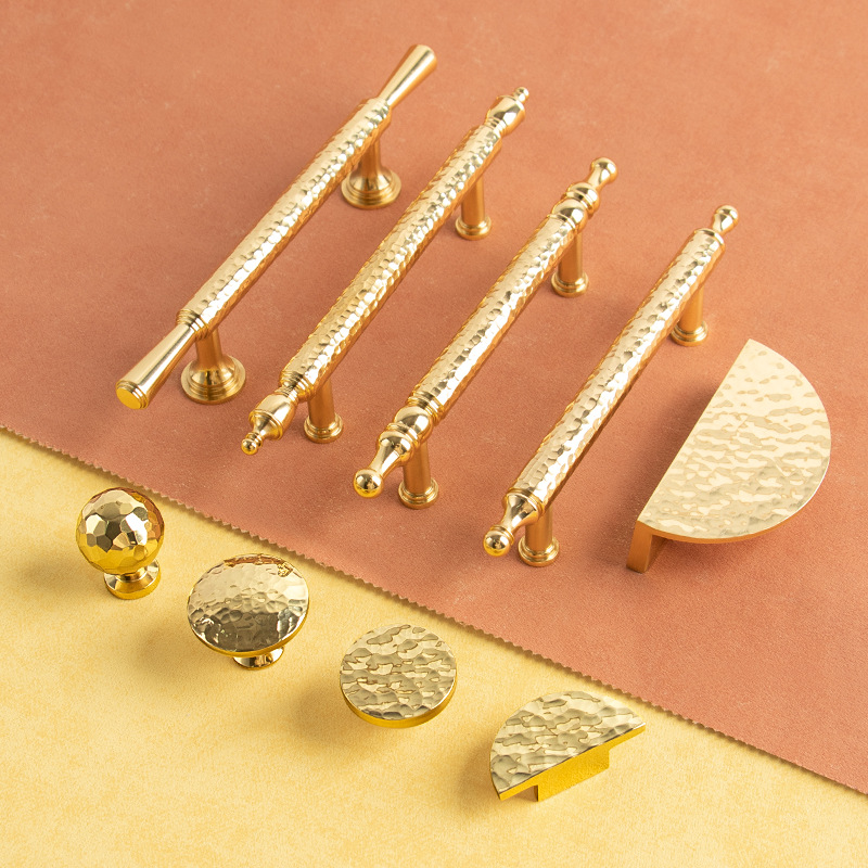 Fuente de la fábrica latón francés gabinete puerta manija cobre martillado armario manija oro luz lujo cajón mango de un solo agujero