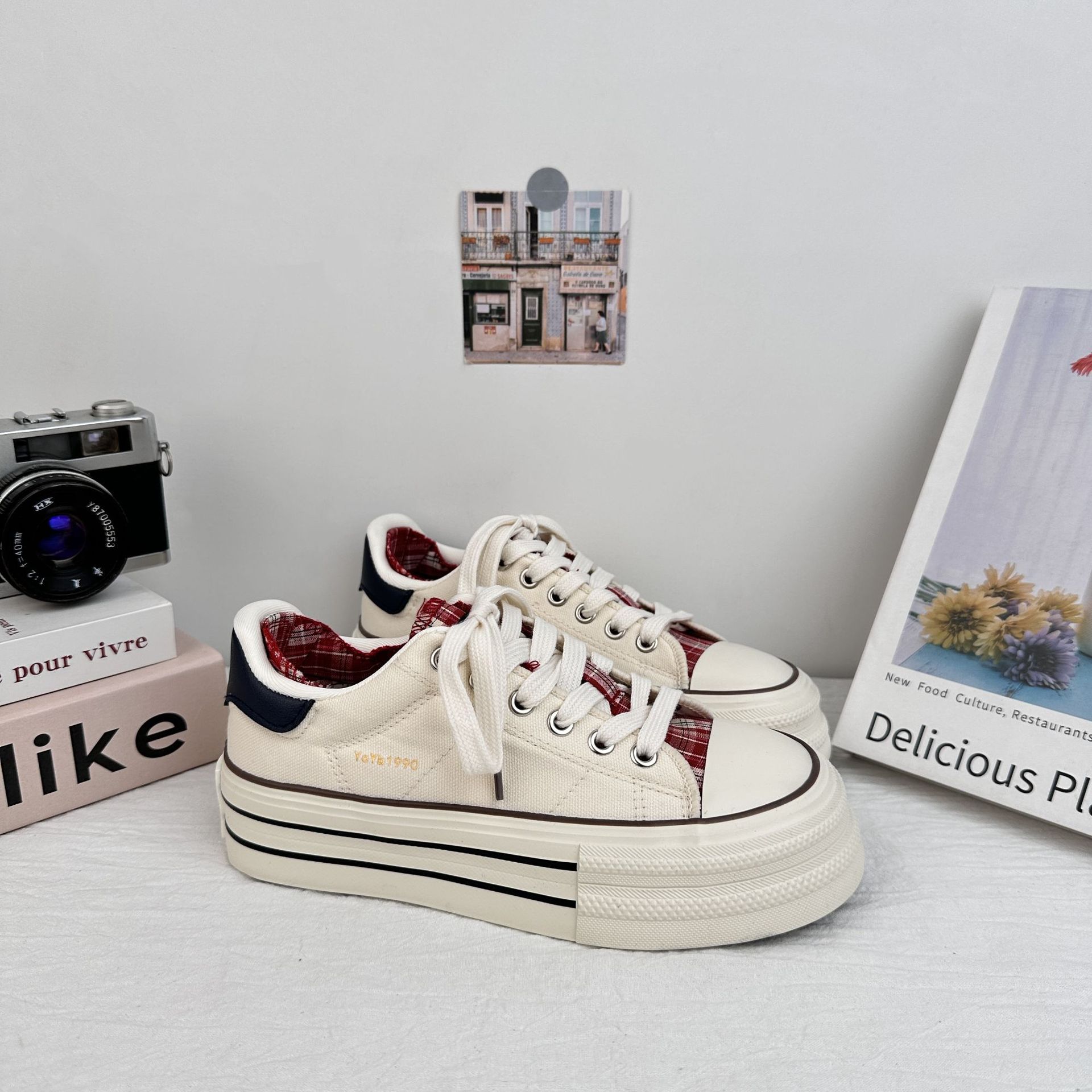 Zapatos de lona de suela gruesa de mujeres Yuanbo 2025 nuevos zapatos de verano transpirables pequeños zapatos blancos casuales a cuadrícula