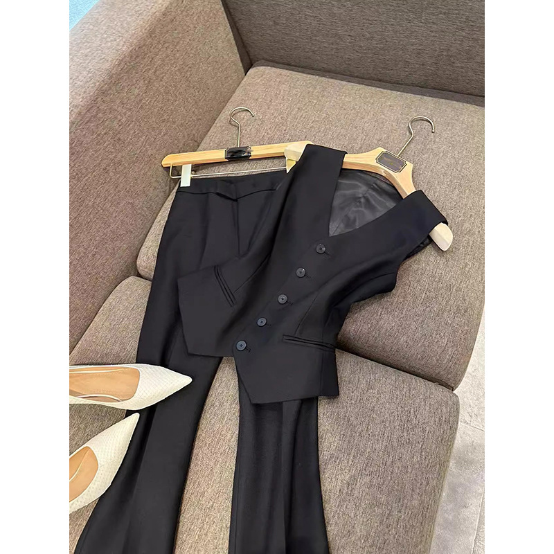 Completo pantalone donna con gilet in lana e seta scollo a v_voghion.com