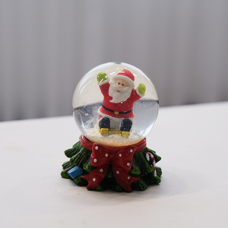 Bola de Nieve Navideña de Resina Decorativa para Escritorio