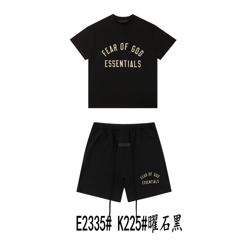 Una pieza de la marca de moda FOG de doble línea ESSENTIALS letra con lema impreso camiseta de manga corta para hombres y mujeres media manga en la calle