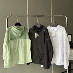 共同購入の高品質の小さなロゴフック夏のカップルのフード付きスキンコート、軽くて通気性のある男性と女性用