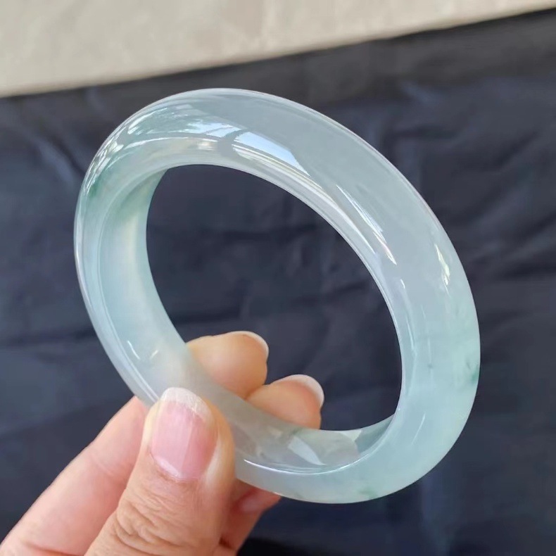 Vòng tay ngọc bích Miến Điện nổi nước cao cấp, đường kính trong 52–64 mm chi tiết 1